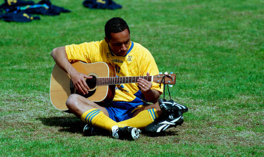 Martin Dahlin kopplar av med sin gitarr