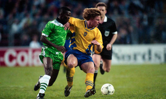 Stefan Schwarz håller undan sin motståndare