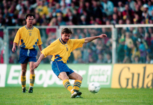 Roland Nilsson slår ett inlägg