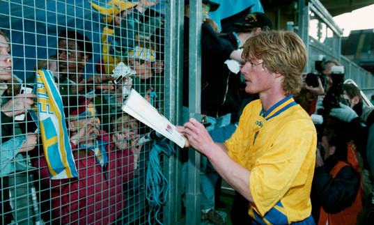 Stefan Schwarz skriver autografer