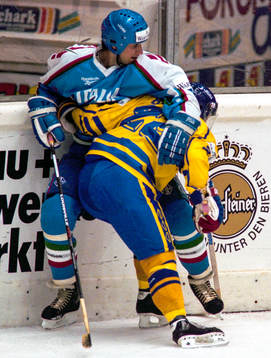 Sveriges Charles Berglund stoppar en italienare
