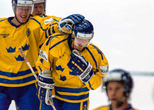 Sveriges Charles Berglund gratuleras av Jörgen Jönsson