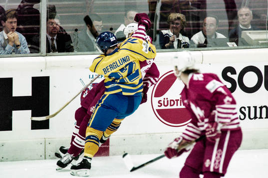 Sveriges Charles Berglund trycker upp en kanadensare i