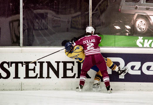 Kanadas Bobby Dollas trycket upp Peter Andersson i planket