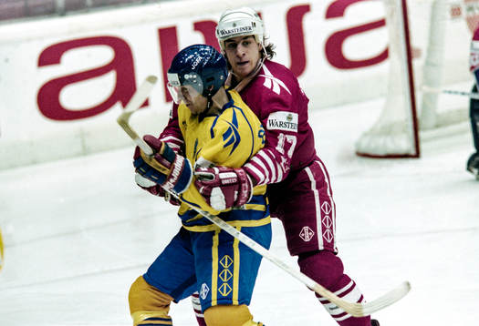 Sveriges Charles Berglund kramas om av kanadas Rod