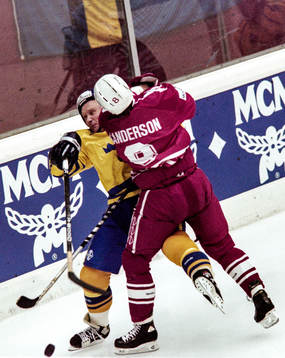 Sveriges Peter Andersson tacklas av Geoff Sanderson, Kanada