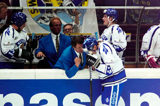 Curt Lindström, förbundskapten i Finland peppar spelarna