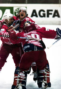 Bill Ranford, målvakt i Kanada jublar med lagkamraterna