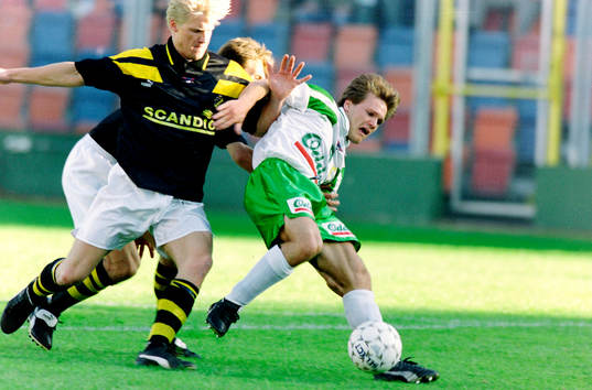 Johan Mjällby, AIK i ryggen på en hammarbyspelare
