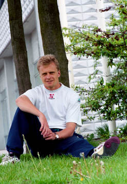 Jonas Thern i gröngräset