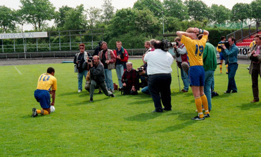 Martin Dahlin fotograferas av media