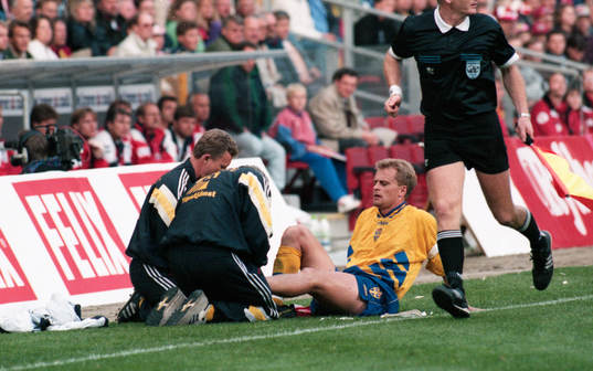 Jonas Thern får behandling av Jan Ekstrand, läkare
