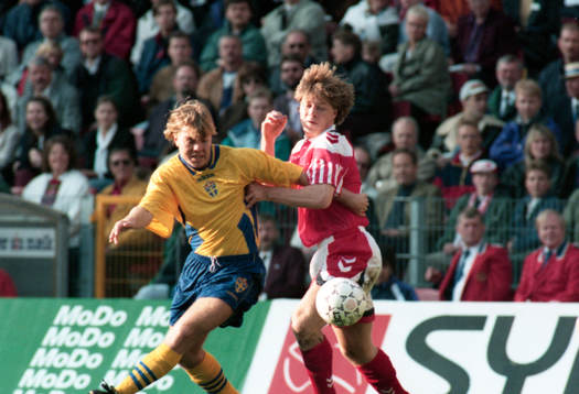 Tomas Brolin i kamp om bollen