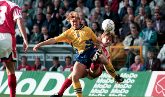 Tomas Brolin i kamp om bollen
