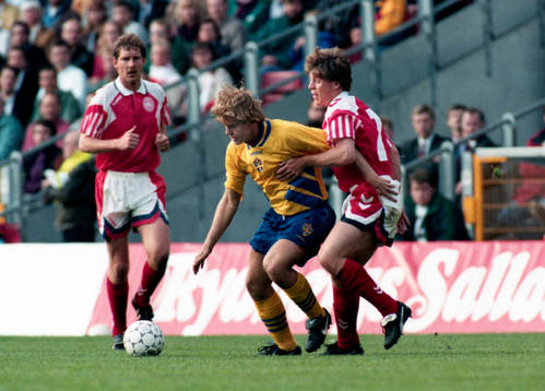 Tomas Brolin i kamp om bollen