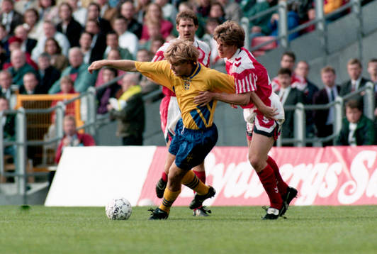 Tomas Brolin i kamp om bollen