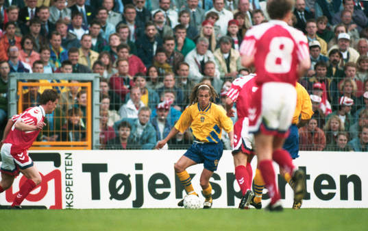 Henrik Larsson med bollen