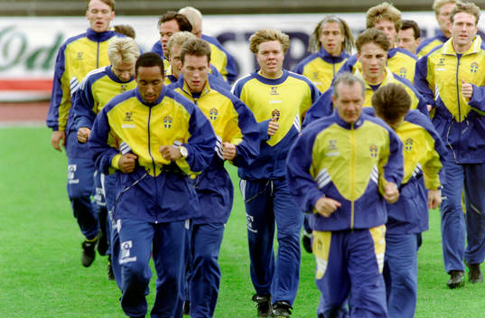 Tomas Brolin i mitten