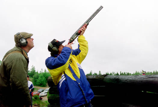 Spelarna provar på lerduveskytte