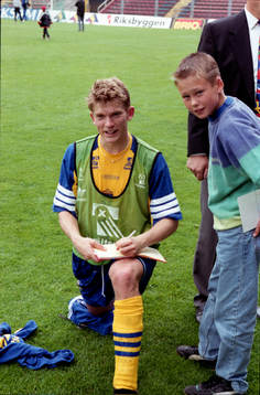 Jesper Blomqvist skriver autograf