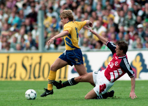 Tomas Brolin attackeras bakifrån av Kjetil Rekdal