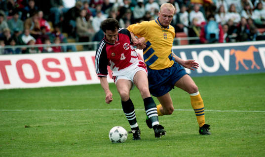 Rune Bratseth och Klas Ingesson i kamp om bollen