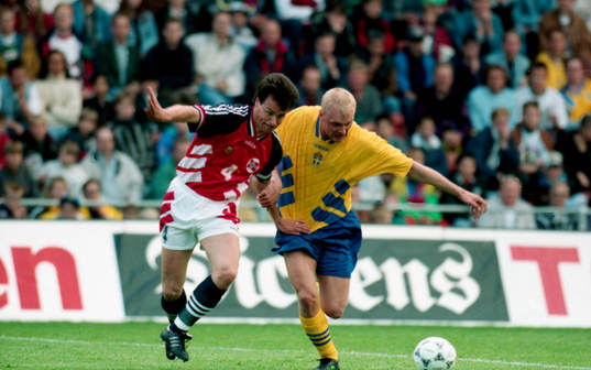 Rune Bratseth och Klas Ingesson i kamp om bollen