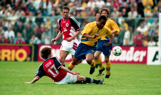 Martin Dahlin och Dan Eggen i kamp om bollen