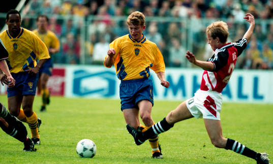 Jesper Blomqvist tar sig förbi Henning Berg