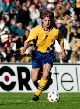Stefan Schwarz med bollen och kollegan Jonas Thern i