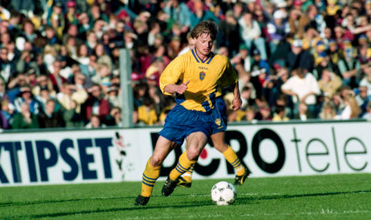 Stefan Schwarz med bollen