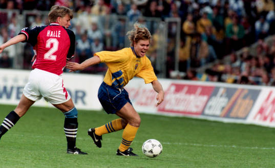 Tomas Brolin tar sig förbi Gunnar Halle
