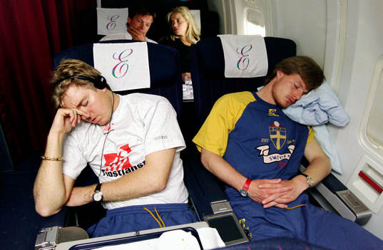 Tomas Brolin och Stefan Schwarz på flyget till Los Angeles