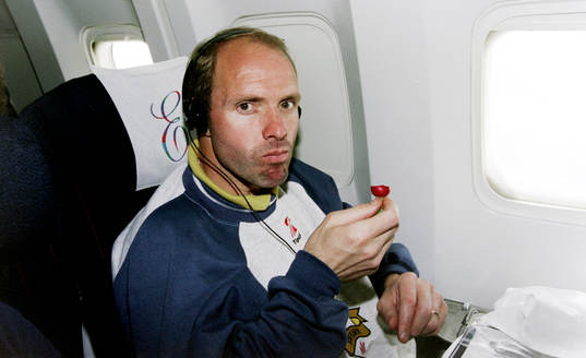 Thomas Ravelli på flyget till Los Angeles