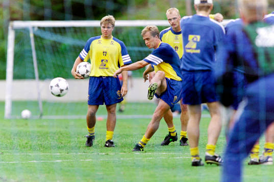Tomas Brolin och Jonas Thern tränar frisparkar