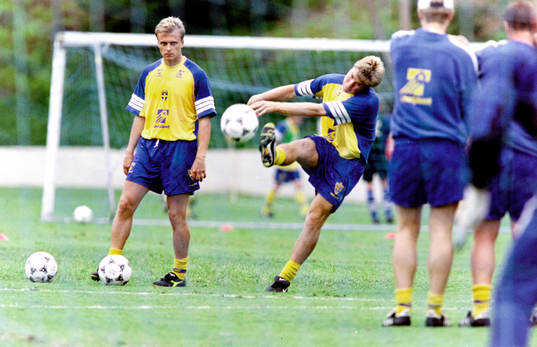 Tomas Brolin och Jonas Thern tränar frisparkar
