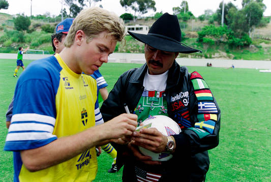Tomas Brolin skriver autograf