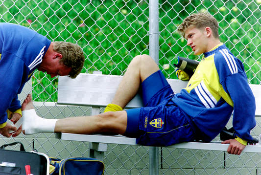 Jesper Blomqvist har fått en smäll och bandageras
