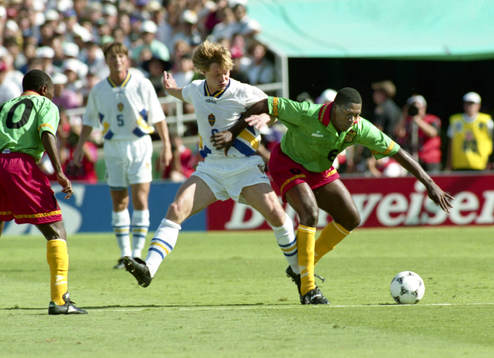Kamp om bollen Stefan Schwarz, Sverige mot Libllh, Kamerun