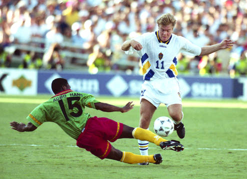 Agbo, Kamerun, fäller Tomas Brolin, Sverige