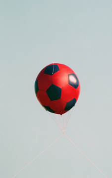 Fotboll i luften som gjort som en luft ballong