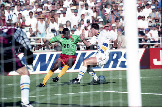 Mouyeme, Kamerun mot Patrik Andersson, Sverige
