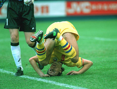 Gheorghe Popescu, Rumänien, jublar och slår en kullerbytta