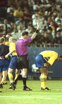Tomas Brolin, Sverige, får gult kort, varning av domare