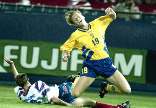 Kennet Andersson, Sverige, fälls av Onopko, Ryssland