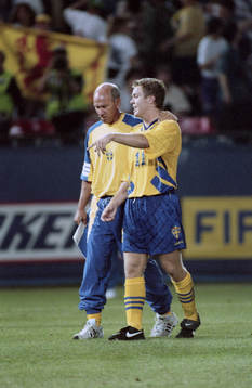 Tommy Svensson, förbundskapten pratar med Tomas Brolin,