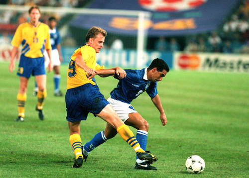 Zinho lurar Jonas Thern, Sverige