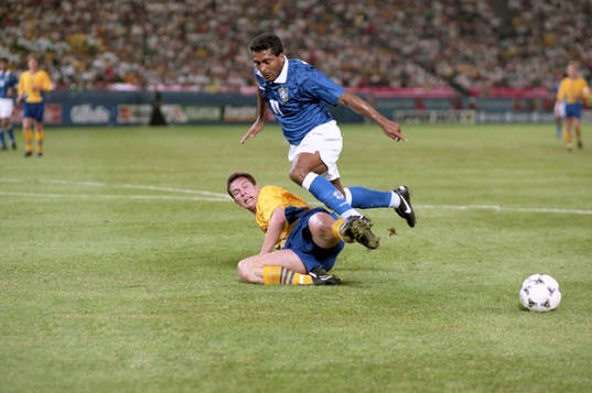 Patrik Andersson, Sverige tacklar Romario, Brasilien