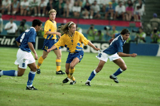 Henrik Larsson, Sverige drar Leonardo, Brasilien i byxorna