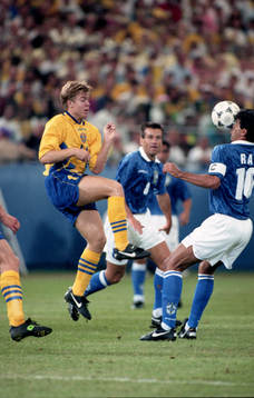 Henrik Larsson, Sverige. hoppar med högfot in i Rai,